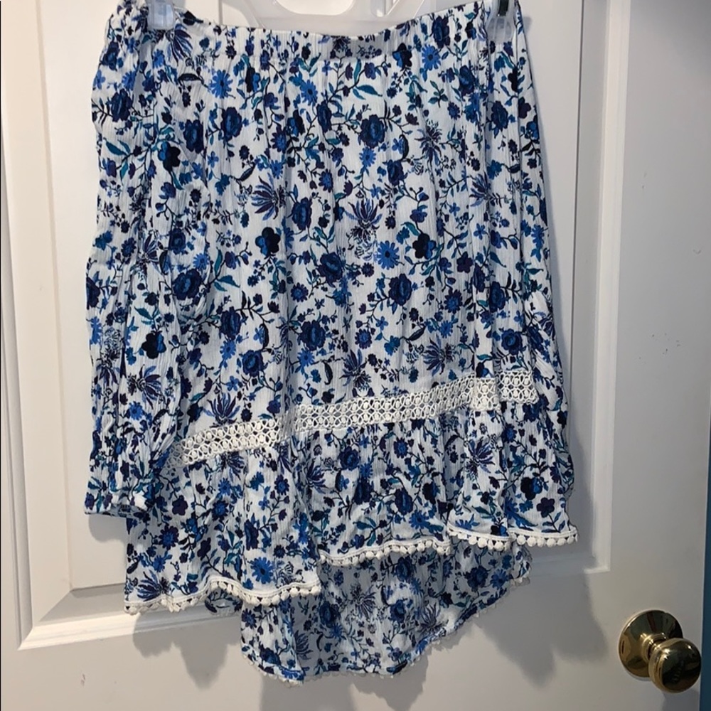 Off the shoulder/ shoulder less shirt